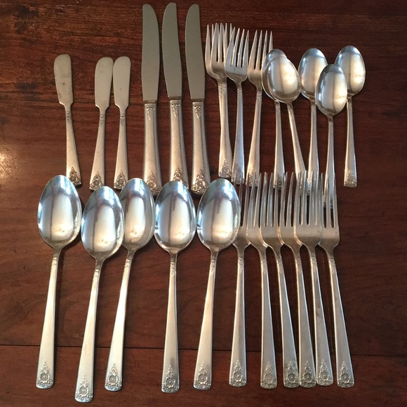 Vintage Wm. Rogers plate 26 piece flatware set.